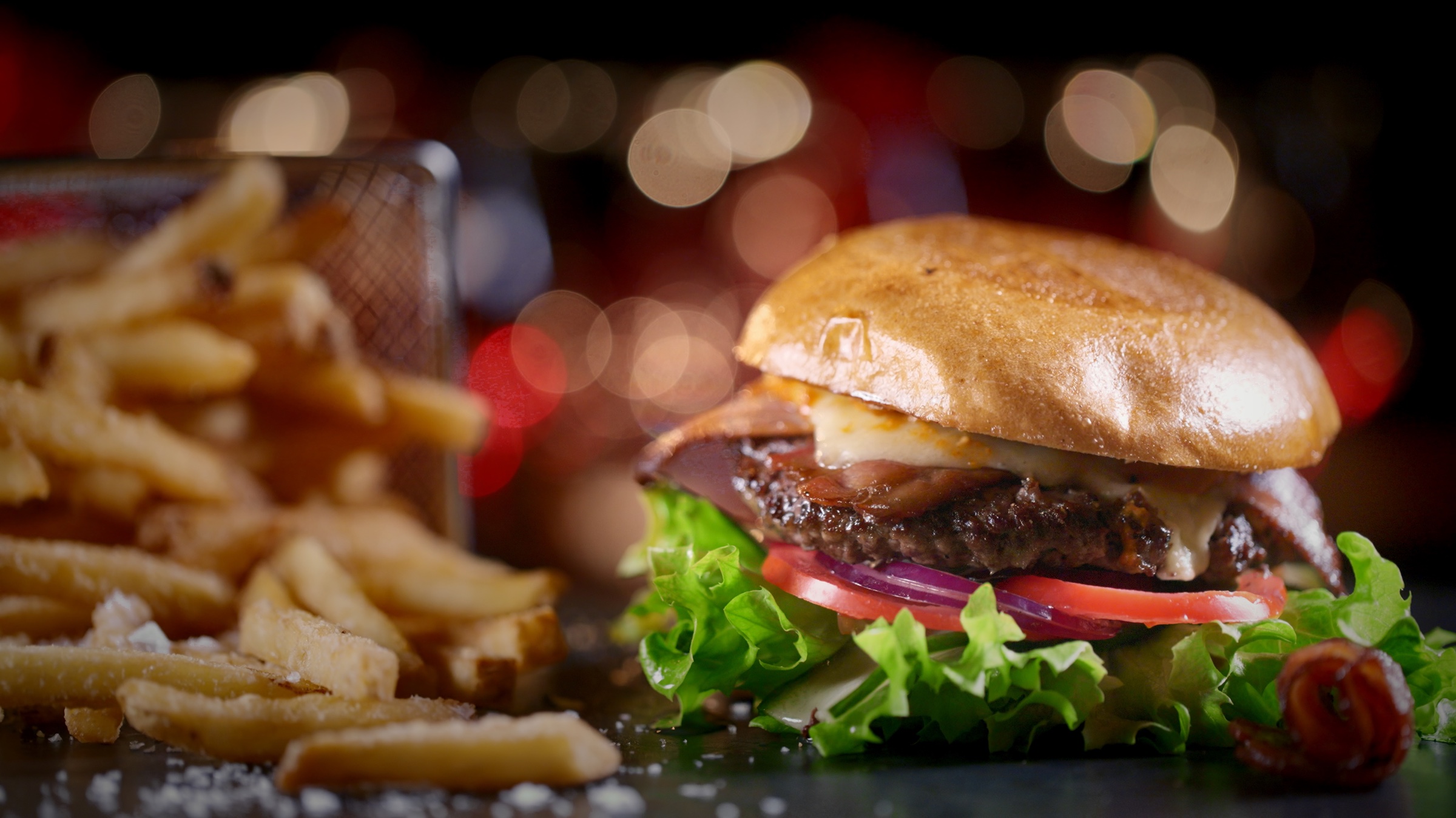 Bacon & Cheese-burger med grove fritter fra Bogholderiet